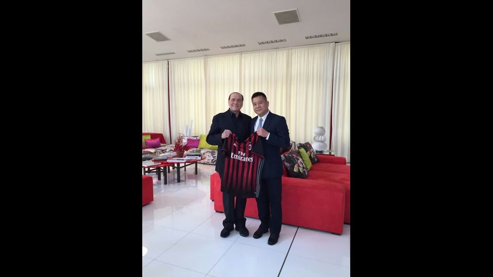 E' ufficiale il Milan diventa cinese. Nella foto Silvio Berlusconi e Han Li (rappresentante degli investitori cinesi)