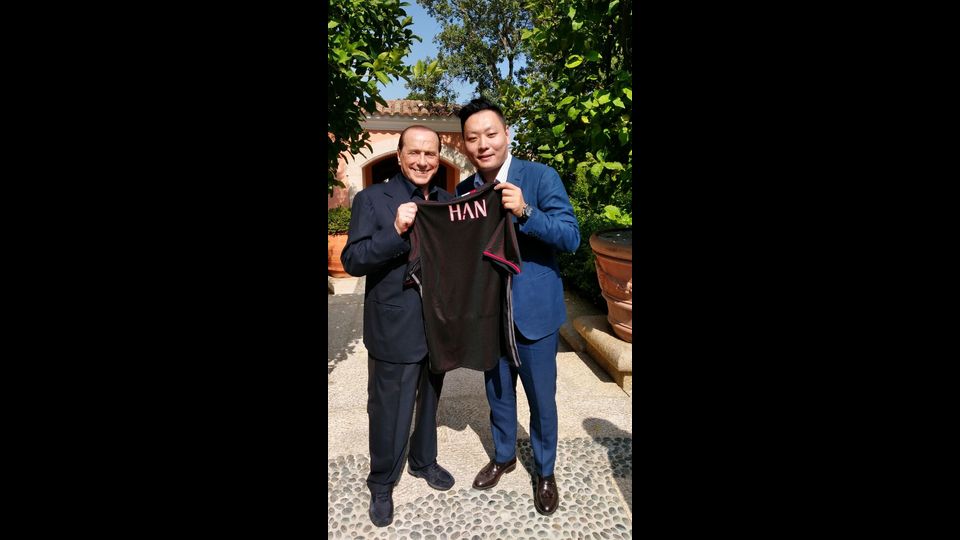 &nbsp; E' ufficiale il Milan diventa cinese. Nella foto Silvio Berlusconi e&nbsp;Yonghong Li (Presidente della Management Company)