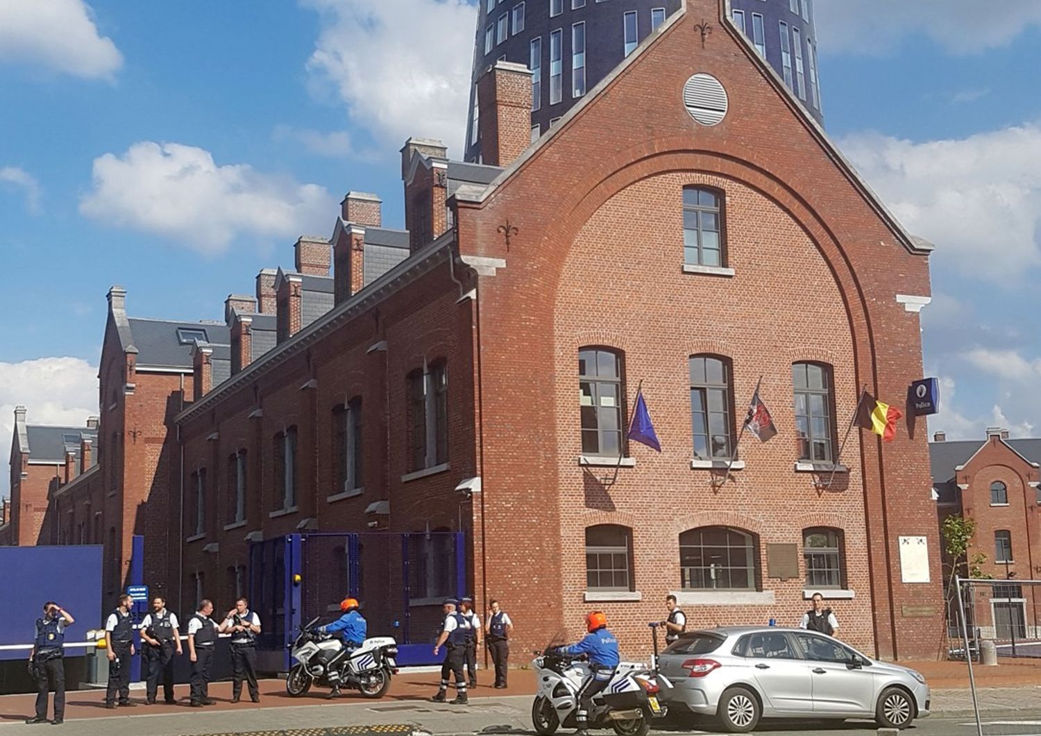 &nbsp;terrorismo belgio poliziotte ferite da machete a stazione di polizia di Charleroi - afp