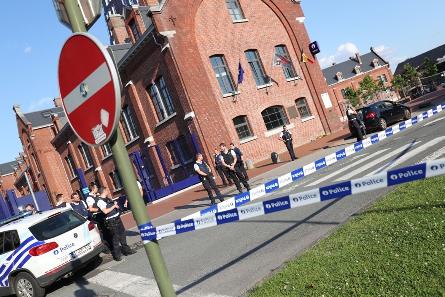 &nbsp; &nbsp;terrorismo belgio poliziotte ferite da machete a stazione di polizia di Charleroi - afp