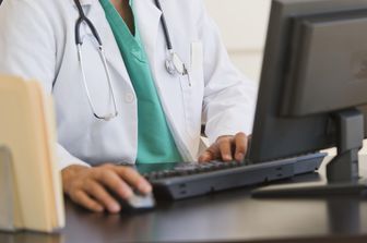 &nbsp;medico al computer (Agf)