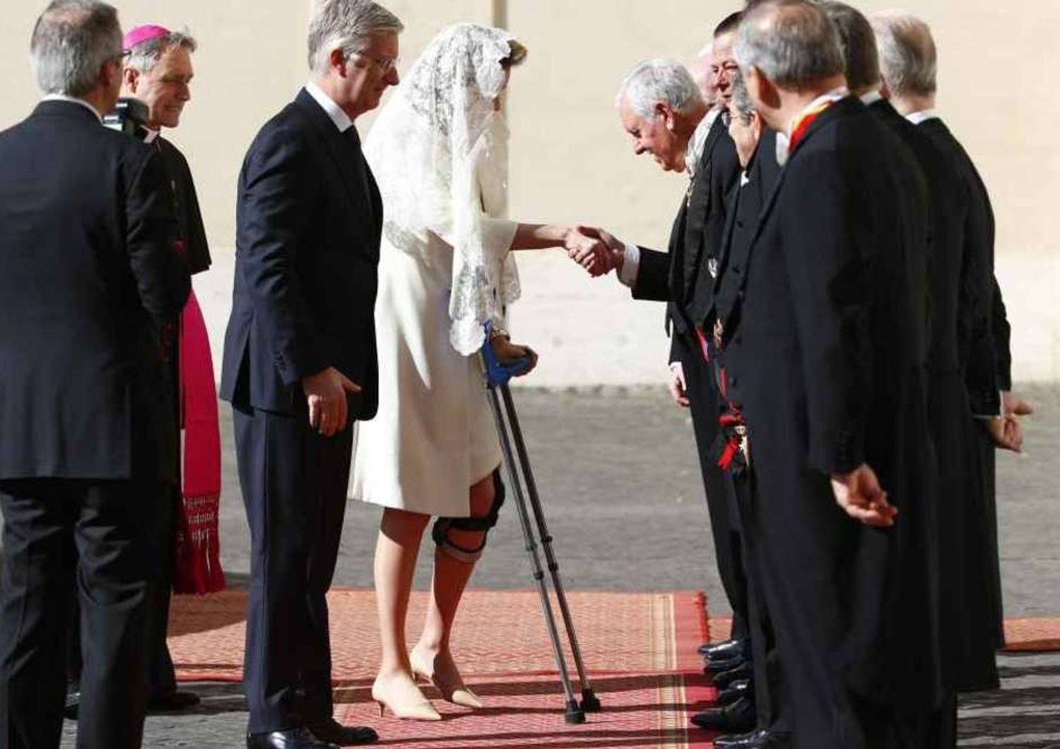 La Regina del Belgio infortunata, dal Papa con stampelle e tutore - Foto