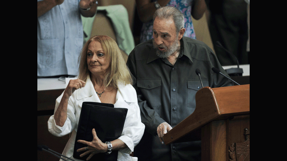Fidel Castro con la moglie Dalia Soto del Valle, nel corso di una sessione speciale del Parlamento cubano (7 agosto 2010) (Afp)&nbsp;