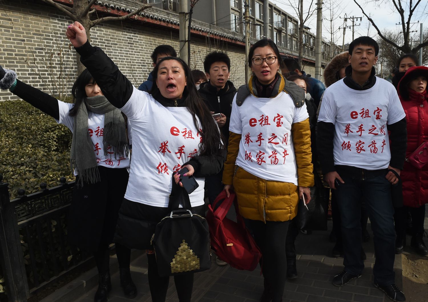 Proteste in Cina per maxi truffa schema Ponzi, accusata, nel mirino il sito online peer-to-peer Ezubao