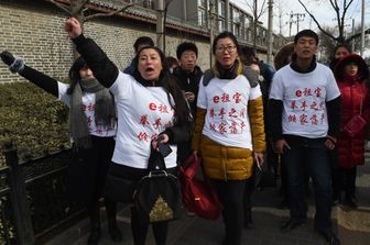 Proteste in Cina per maxi truffa schema Ponzi, accusata, nel mirino il sito online peer-to-peer Ezubao