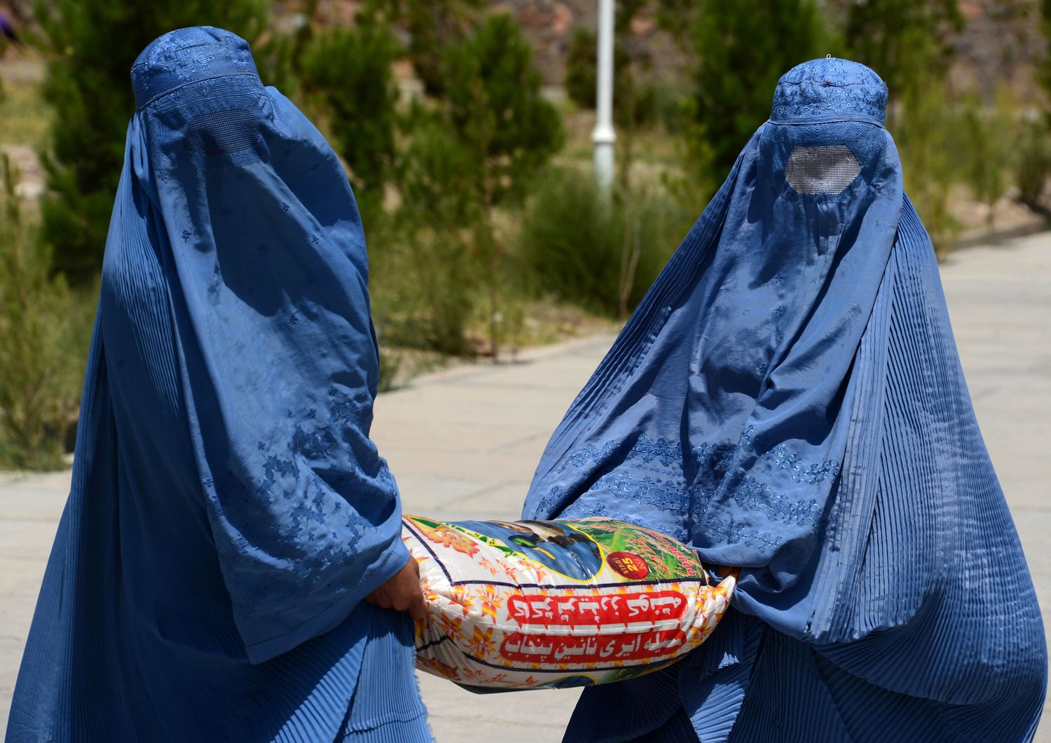 Donne in Afghanistan indossano il burqa (Afp)&nbsp;