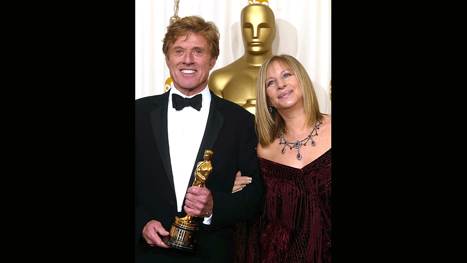 Robert Redford con l'Oscar insieme alla cantante Barbara Streisand (2002)&nbsp;