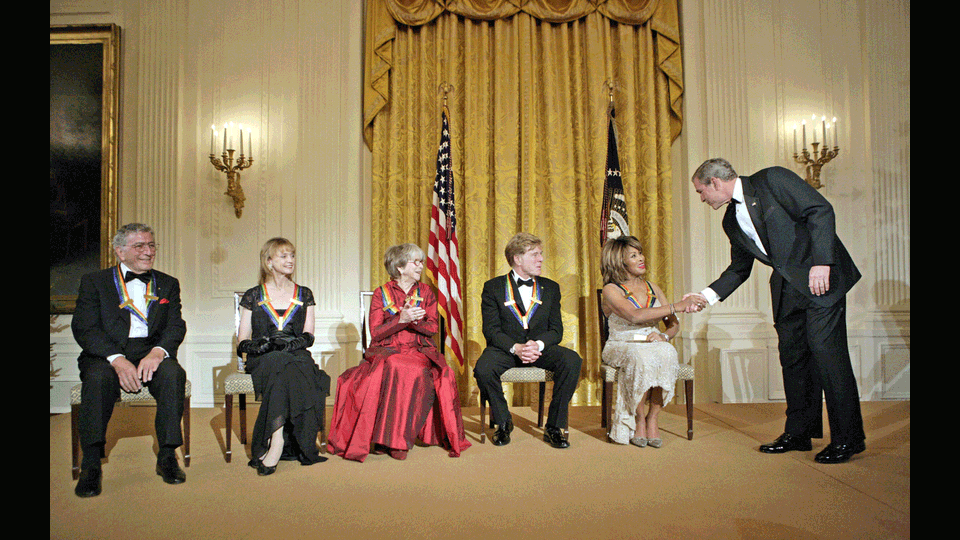 Robert Redford viene ricevuto alla Casa Bianca dal presidente Bush insieme ad altre personalita' dello spettacolo (4 dicembre 2005) (Afp)&nbsp;