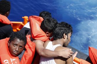 &nbsp;immigrati migranti barconi salvataggio (CRI)