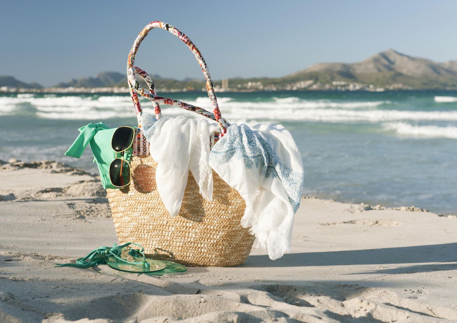 &nbsp;Oggetti persi in spiaggia, effetti personali, mare, vacanza, occhiali, borsa
