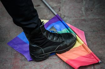 &nbsp;LGBT , gay, bandiera calpestata