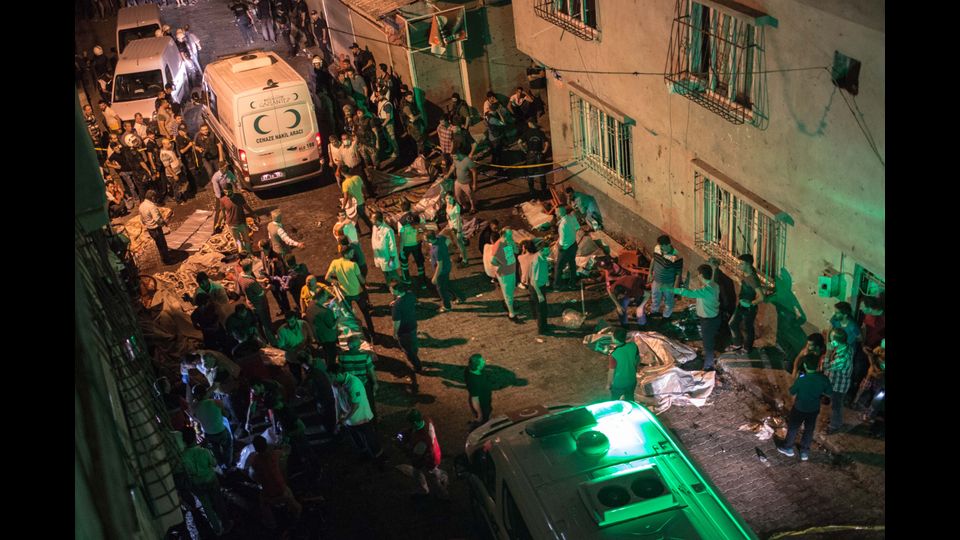 C'e' l'Isis dietro l'attentato di Gaziantep, nel sud-est della Turchia che nella serata di sabato ha fatto 50 morti e decine di durante una festa di nozze