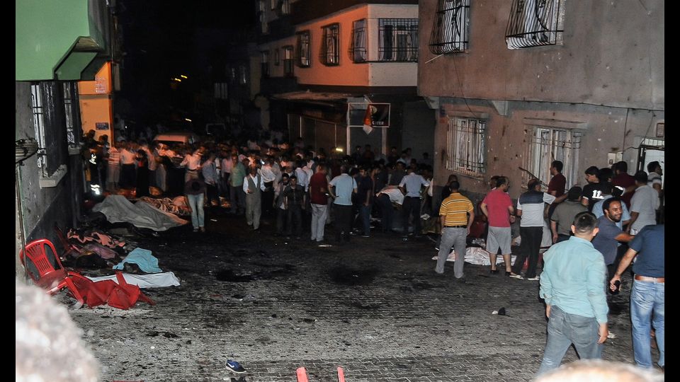 C'e' l'Isis dietro l'attentato di Gaziantep, nel sud-est della Turchia che nella serata di sabato ha fatto 50 morti e decine di durante una festa di nozze