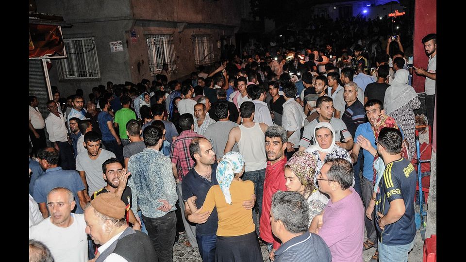 C'e' l'Isis dietro l'attentato di Gaziantep, nel sud-est della Turchia che nella serata di sabato ha fatto 50 morti e decine di durante una festa di nozze