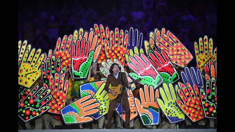 &nbsp;Rio de Janeiro saluta i suoi Giochi, i primi in Sudamerica. Il Maracana, si trasforma in una sorta di 'carnevale', che esalta tutti i colori del Brasile, i luoghi simbolo di Rio e i cinque cerchi, formati da centinaia di performers. &nbsp;