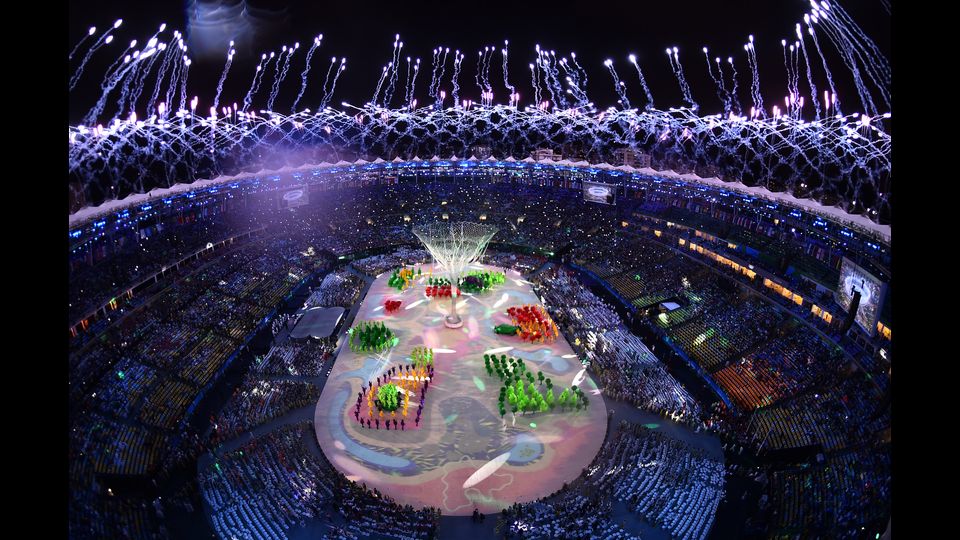 Rio de Janeiro saluta i suoi Giochi, i primi in Sudamerica. Il Maracana, si trasforma in una sorta di 'carnevale', che esalta tutti i colori del Brasile, i luoghi simbolo di Rio e i cinque cerchi, formati da centinaia di performers. &nbsp;