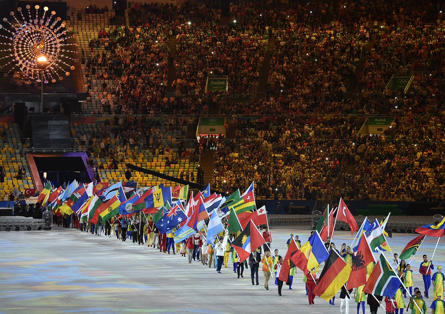 Rio de Janeiro saluta i suoi Giochi, i primi in Sudamerica. Il Maracana, si trasforma in una sorta di 'carnevale', che esalta tutti i colori del Brasile, i luoghi simbolo di Rio e i cinque cerchi, formati da centinaia di performers. &nbsp;