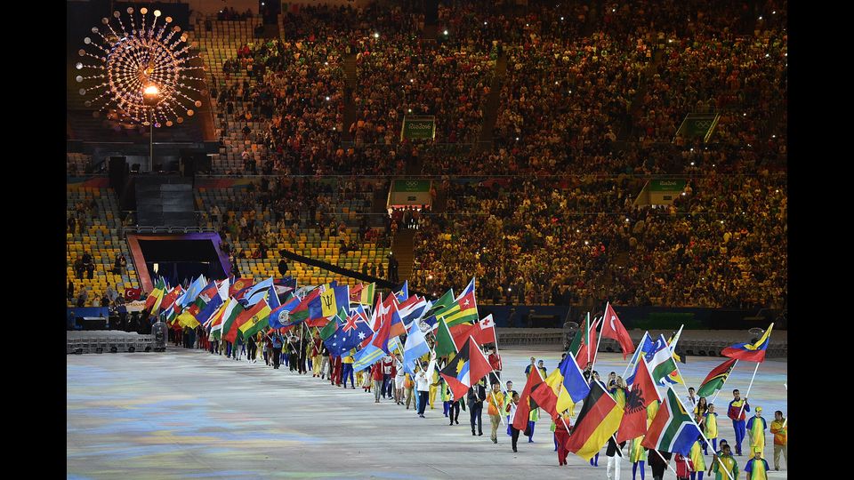 Rio de Janeiro saluta i suoi Giochi, i primi in Sudamerica. Il Maracana, si trasforma in una sorta di 'carnevale', che esalta tutti i colori del Brasile, i luoghi simbolo di Rio e i cinque cerchi, formati da centinaia di performers. &nbsp;