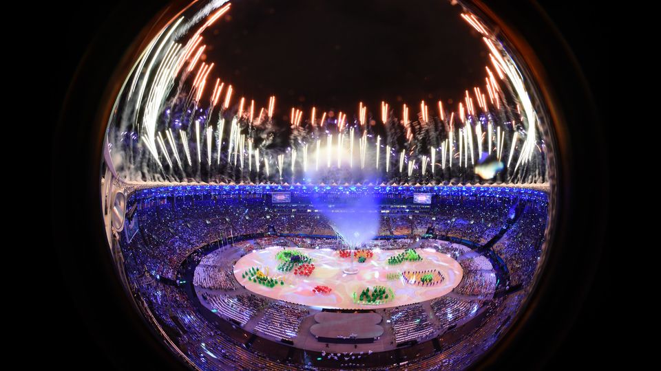 Rio de Janeiro saluta i suoi Giochi, i primi in Sudamerica. Il Maracana, si trasforma in una sorta di 'carnevale', che esalta tutti i colori del Brasile, i luoghi simbolo di Rio e i cinque cerchi, formati da centinaia di performers. &nbsp;