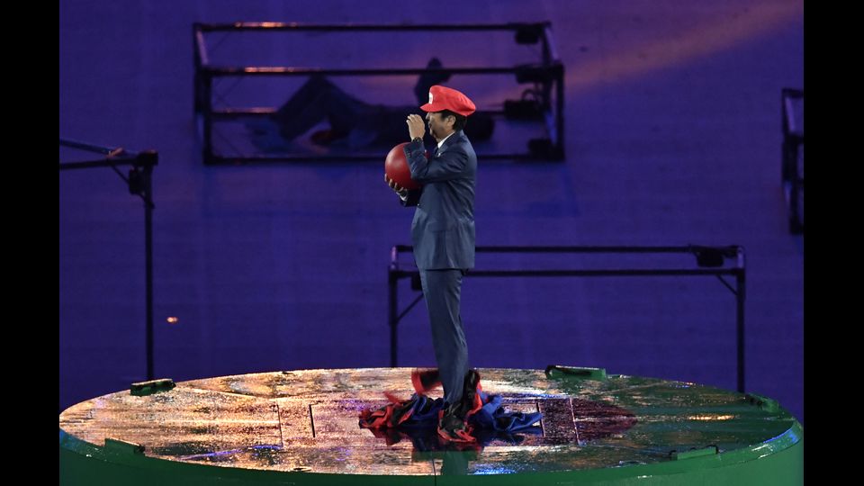 &nbsp;Rio de Janeiro saluta i suoi Giochi, i primi in Sudamerica. Il Maracana, si trasforma in una sorta di 'carnevale', che esalta tutti i colori del Brasile, i luoghi simbolo di Rio e i cinque cerchi, formati da centinaia di performers. &nbsp;