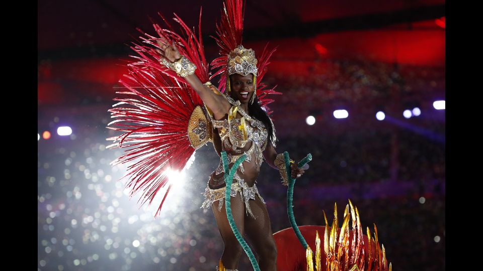 &nbsp;Rio de Janeiro saluta i suoi Giochi, i primi in Sudamerica. Il Maracana, si trasforma in una sorta di 'carnevale', che esalta tutti i colori del Brasile, i luoghi simbolo di Rio e i cinque cerchi, formati da centinaia di performers. &nbsp;