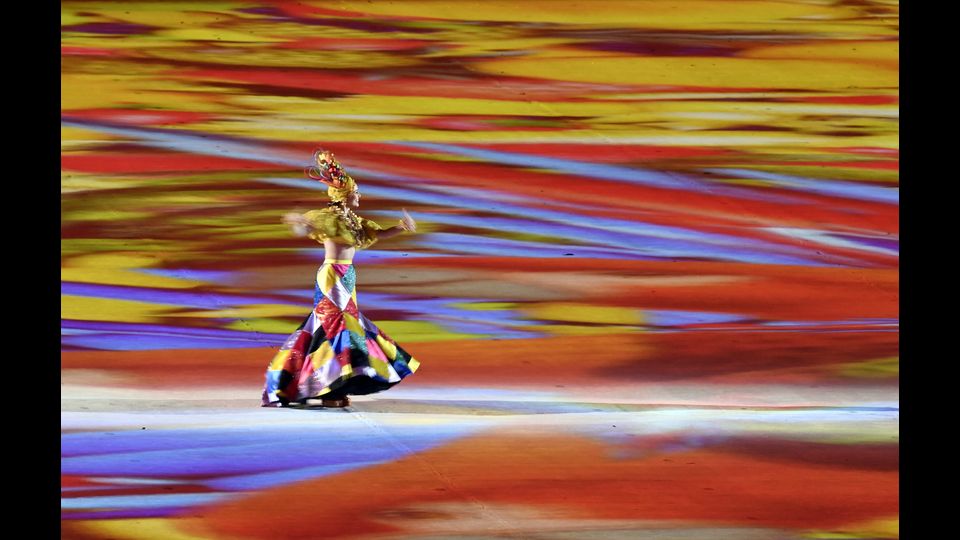 &nbsp;Rio de Janeiro saluta i suoi Giochi, i primi in Sudamerica. Il Maracana, si trasforma in una sorta di 'carnevale', che esalta tutti i colori del Brasile, i luoghi simbolo di Rio e i cinque cerchi, formati da centinaia di performers. &nbsp;