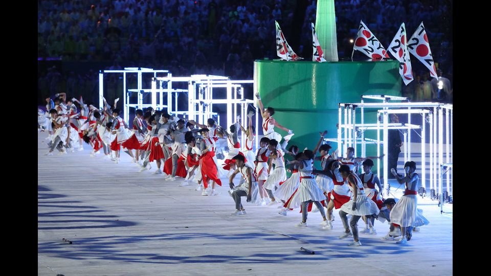 Rio de Janeiro saluta i suoi Giochi, i primi in Sudamerica. Il Maracana, si trasforma in una sorta di 'carnevale', che esalta tutti i colori del Brasile, i luoghi simbolo di Rio e i cinque cerchi, formati da centinaia di performers. &nbsp;