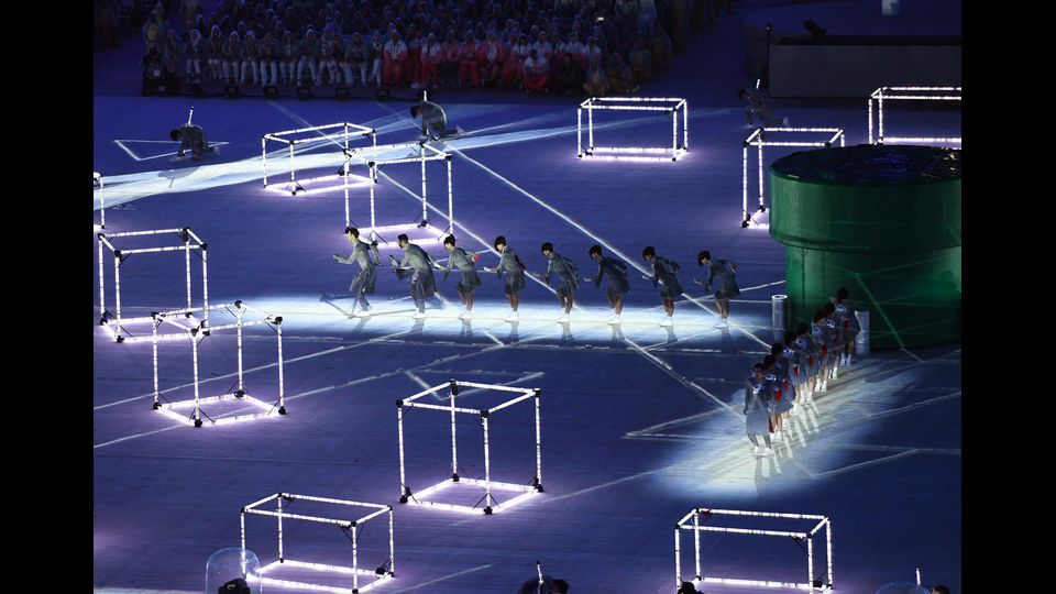 &nbsp;Rio de Janeiro saluta i suoi Giochi, i primi in Sudamerica. Il Maracana, si trasforma in una sorta di 'carnevale', che esalta tutti i colori del Brasile, i luoghi simbolo di Rio e i cinque cerchi, formati da centinaia di performers. &nbsp;