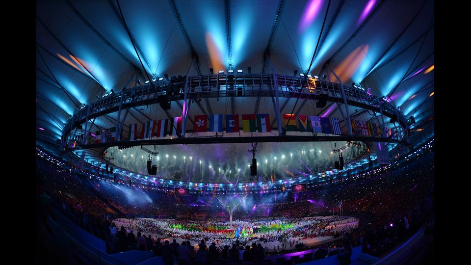 Rio de Janeiro saluta i suoi Giochi, i primi in Sudamerica. Il Maracana, si trasforma in una sorta di 'carnevale', che esalta tutti i colori del Brasile, i luoghi simbolo di Rio e i cinque cerchi, formati da centinaia di performers. &nbsp;