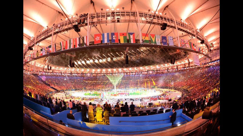 Rio de Janeiro saluta i suoi Giochi, i primi in Sudamerica. Il Maracana, si trasforma in una sorta di 'carnevale', che esalta tutti i colori del Brasile, i luoghi simbolo di Rio e i cinque cerchi, formati da centinaia di performers. &nbsp;