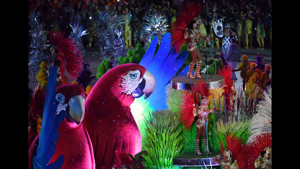 Rio de Janeiro saluta i suoi Giochi, i primi in Sudamerica. Il Maracana, si trasforma in una sorta di 'carnevale', che esalta tutti i colori del Brasile, i luoghi simbolo di Rio e i cinque cerchi, formati da centinaia di performers. &nbsp;