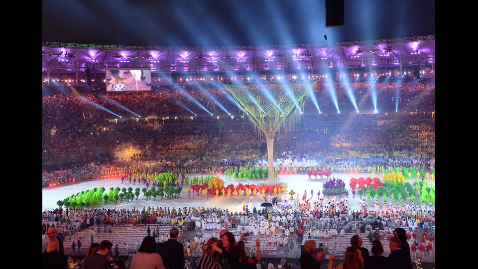 &nbsp;Rio de Janeiro saluta i suoi Giochi, i primi in Sudamerica. Il Maracana, si trasforma in una sorta di 'carnevale', che esalta tutti i colori del Brasile, i luoghi simbolo di Rio e i cinque cerchi, formati da centinaia di performers. &nbsp;