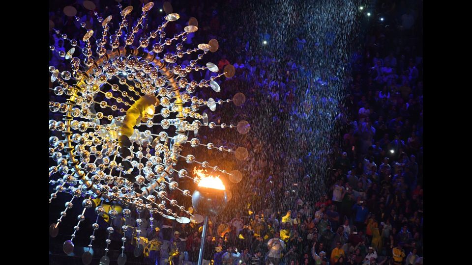 &nbsp;Rio de Janeiro saluta i suoi Giochi, i primi in Sudamerica. Il Maracana, si trasforma in una sorta di 'carnevale', che esalta tutti i colori del Brasile, i luoghi simbolo di Rio e i cinque cerchi, formati da centinaia di performers. &nbsp;