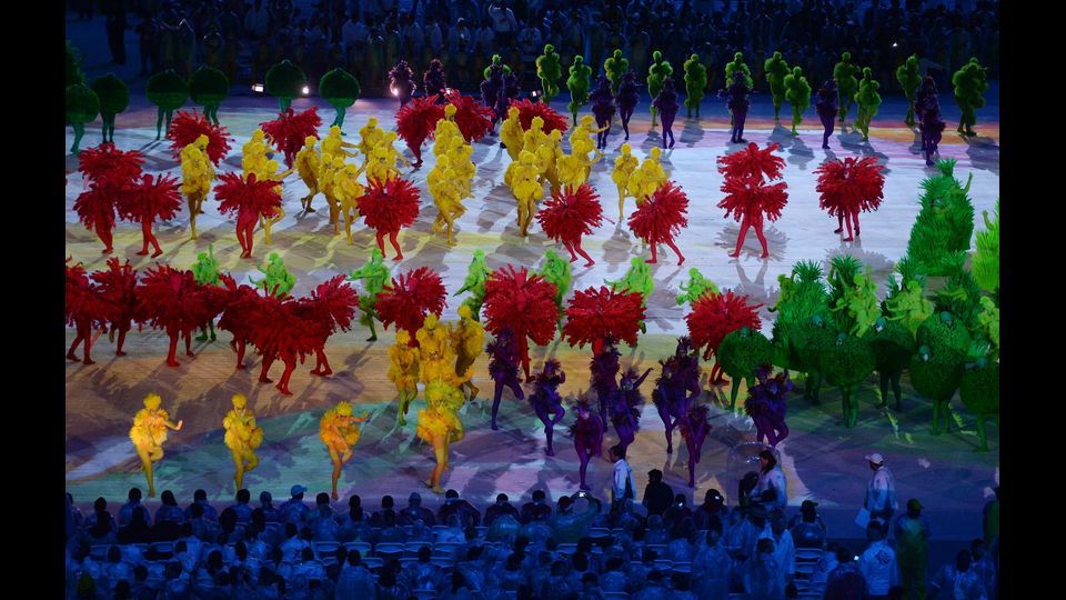 &nbsp;Rio de Janeiro saluta i suoi Giochi, i primi in Sudamerica. Il Maracana, si trasforma in una sorta di 'carnevale', che esalta tutti i colori del Brasile, i luoghi simbolo di Rio e i cinque cerchi, formati da centinaia di performers. &nbsp;