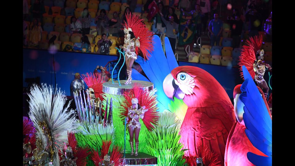 Rio de Janeiro saluta i suoi Giochi, i primi in Sudamerica. Il Maracana, si trasforma in una sorta di 'carnevale', che esalta tutti i colori del Brasile, i luoghi simbolo di Rio e i cinque cerchi, formati da centinaia di performers. &nbsp;