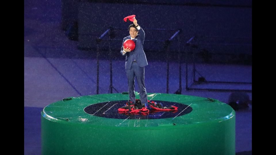 &nbsp;Rio de Janeiro saluta i suoi Giochi, i primi in Sudamerica. Il Maracana, si trasforma in una sorta di 'carnevale', che esalta tutti i colori del Brasile, i luoghi simbolo di Rio e i cinque cerchi, formati da centinaia di performers. &nbsp;