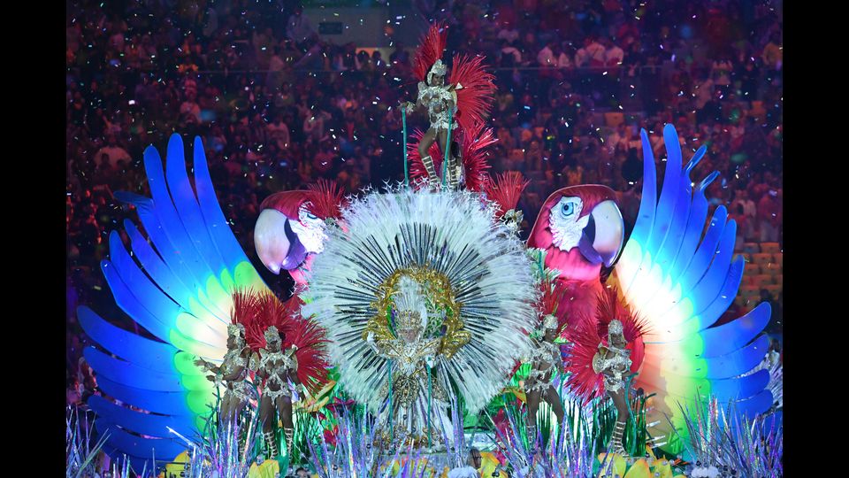 Rio de Janeiro saluta i suoi Giochi, i primi in Sudamerica. Il Maracana, si trasforma in una sorta di 'carnevale', che esalta tutti i colori del Brasile, i luoghi simbolo di Rio e i cinque cerchi, formati da centinaia di performers. &nbsp;