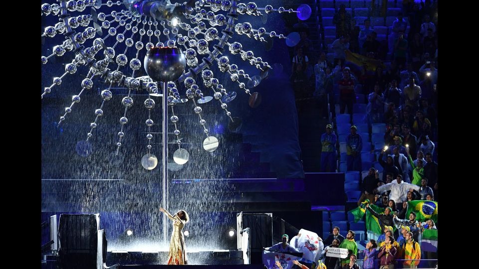 &nbsp;Rio de Janeiro saluta i suoi Giochi, i primi in Sudamerica. Il Maracana, si trasforma in una sorta di 'carnevale', che esalta tutti i colori del Brasile, i luoghi simbolo di Rio e i cinque cerchi, formati da centinaia di performers. &nbsp;