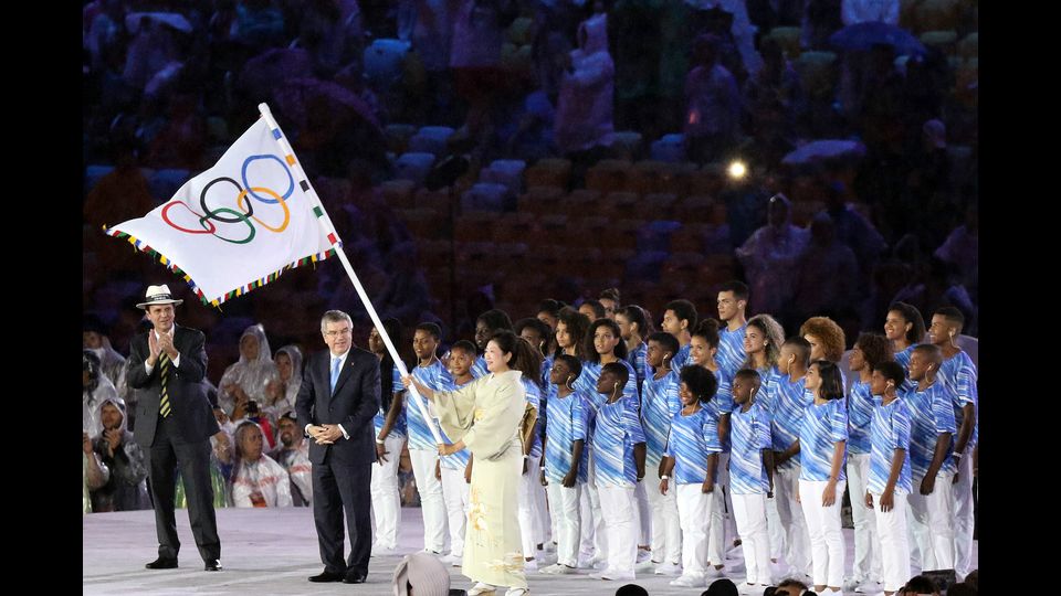 Rio de Janeiro saluta i suoi Giochi, i primi in Sudamerica. Il Maracana, si trasforma in una sorta di 'carnevale', che esalta tutti i colori del Brasile, i luoghi simbolo di Rio e i cinque cerchi, formati da centinaia di performers. &nbsp;