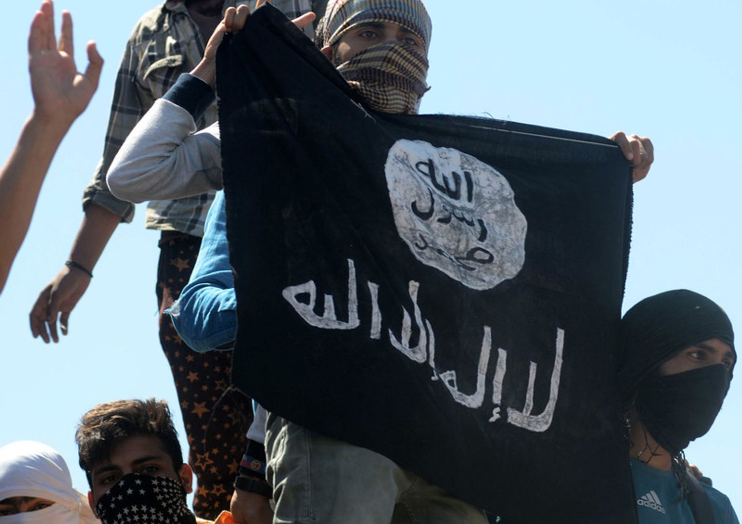 Un miliziano sventola la bandiera dell'Isis