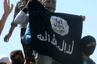 Isis bandiera militanti