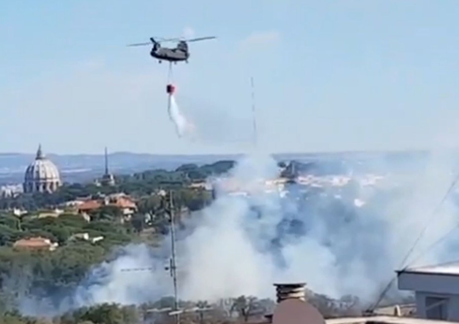 Emergenza incendi a Roma, case evacuate