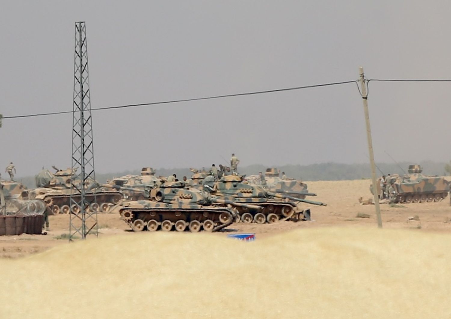 Isis - carri armati Turchia al confine con la Siria (Afp)