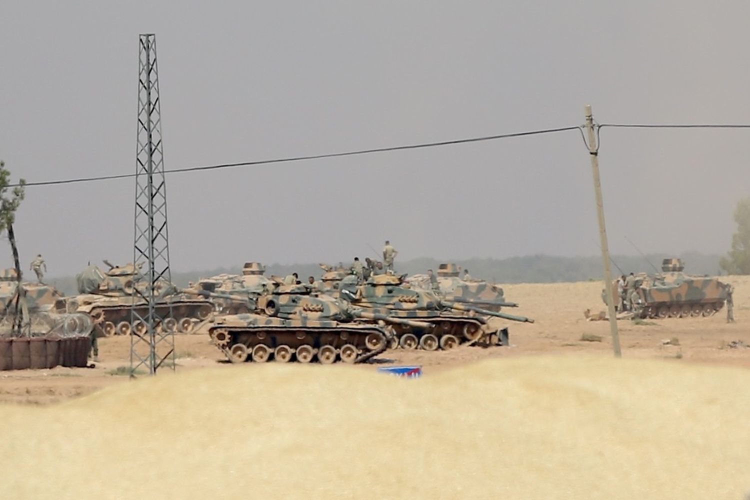 Isis - carri armati Turchia al confine con la Siria (Afp)