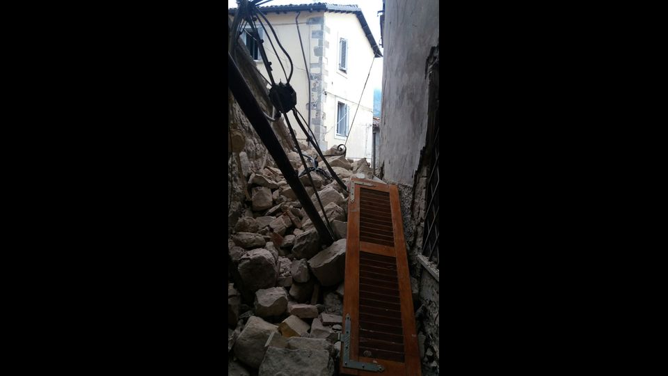 L'Enel sta lavorando per il ripristino del servizio delle utenze in edifici agibili e per attivare forniture elettriche nelle strutture per gli sfollati, mentre restano ancora chiuse, per cedimenti, strade tra Umbria e Marche.