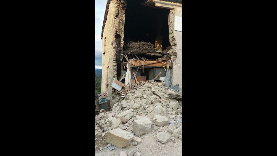 Gli aiuti alla popolazione stanno arrivando da diverse regioni del Paese: dal Friuli e' partita una struttura per una tendopoli capace di ospitare 250 persone, e sono al lavoro anche i tecnici del soccorso alpino di tutta Italia