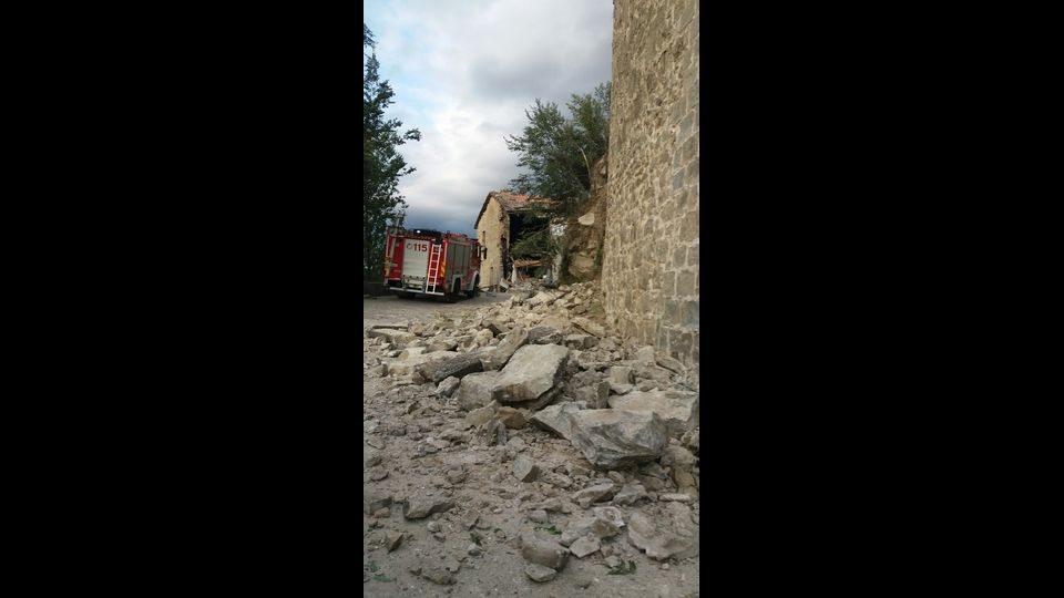 Gli aiuti alla popolazione stanno arrivando da diverse regioni del Paese: dal Friuli e' partita una struttura per una tendopoli capace di ospitare 250 persone, e sono al lavoro anche i tecnici del soccorso alpino di tutta Italia