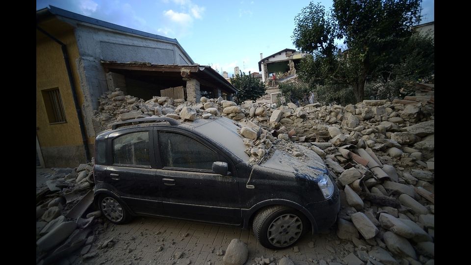 &nbsp;Centinaia i feriti portati via da Accumoli ed Amatrice, mentre non e' ancora possibile - dicono dalla Protezione civile - dare indicazioni sul numero dei dispersi. Ma in generale, per Fabrizio Curcio, il capo della Protezione civile, il bilancio &egrave; destinato a salire