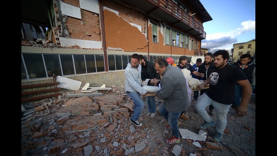 &nbsp;Centinaia i feriti portati via da Accumoli ed Amatrice, mentre non e' ancora possibile - dicono dalla Protezione civile - dare indicazioni sul numero dei dispersi. Ma in generale, per Fabrizio Curcio, il capo della Protezione civile, il bilancio &egrave; destinato a salire