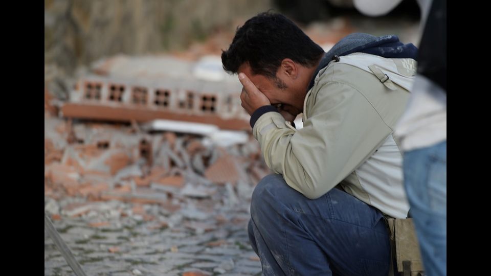 &nbsp;Centinaia i feriti portati via da Accumoli ed Amatrice, mentre non e' ancora possibile - dicono dalla Protezione civile - dare indicazioni sul numero dei dispersi. Ma in generale, per Fabrizio Curcio, il capo della Protezione civile, il bilancio &egrave; destinato a salire